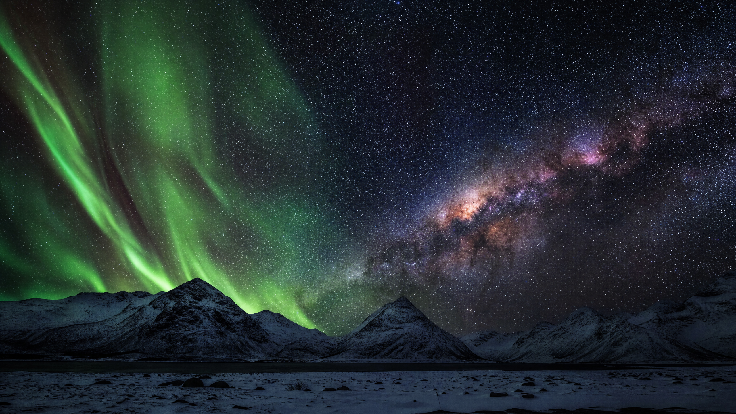 极光与银河​同框的壮美‍星空